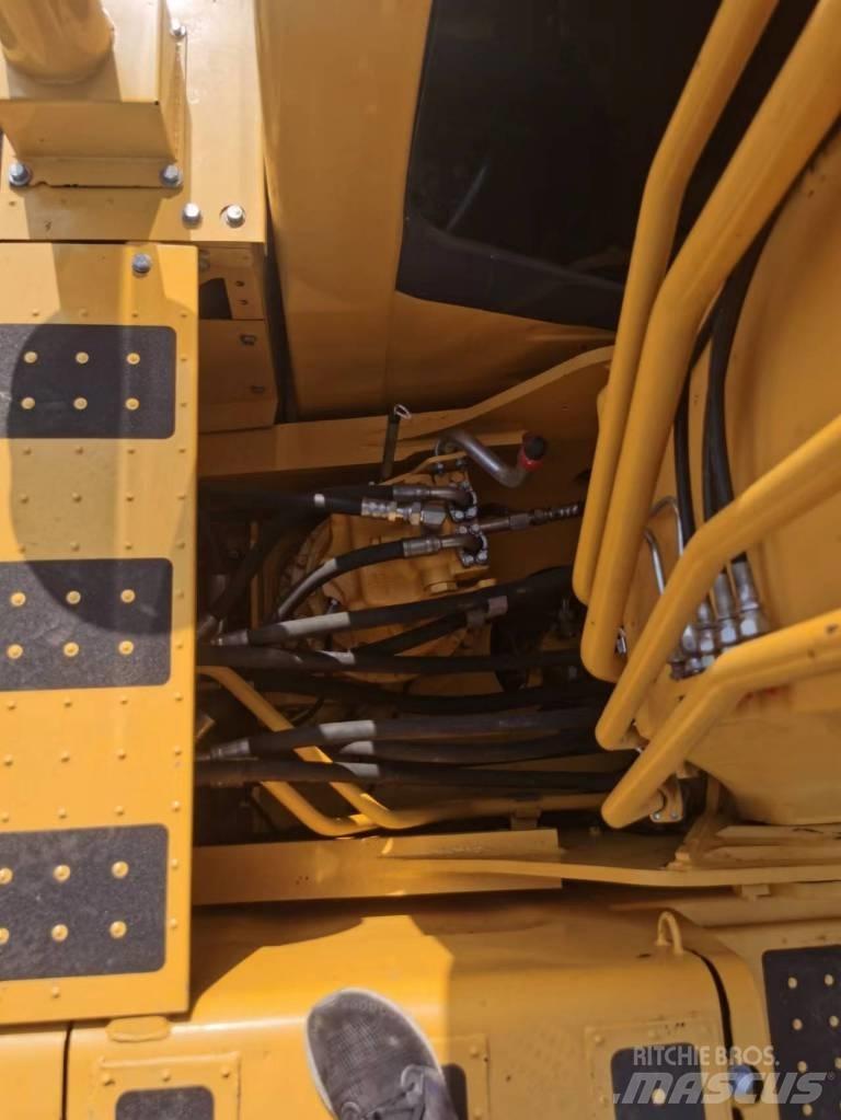 Komatsu PC 200 Bagri goseničarji