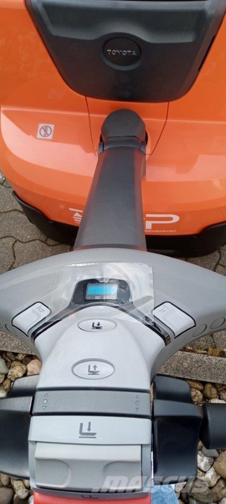 Toyota SWE120L Samopogonski ročni viličarji