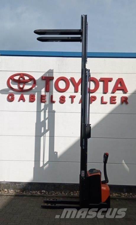 Toyota SWE120L Ročni električni viličar