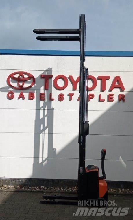 Toyota SWE120L Ročni električni viličar