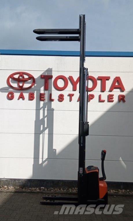 Toyota SWE120L Samopogonski ročni viličarji