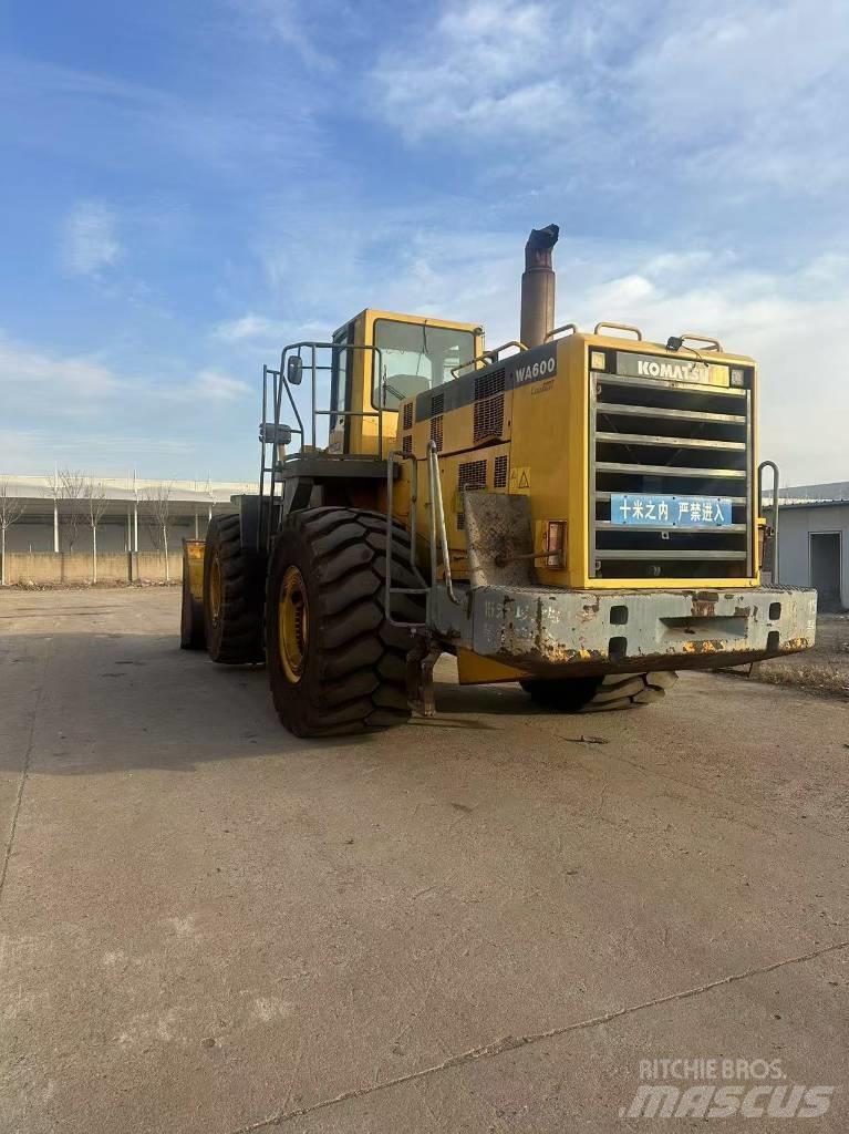 Komatsu WA 600-6 Kolesni nakladalci
