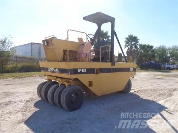 CAT PS-130 Kolesni valjarji s pnevmatikami