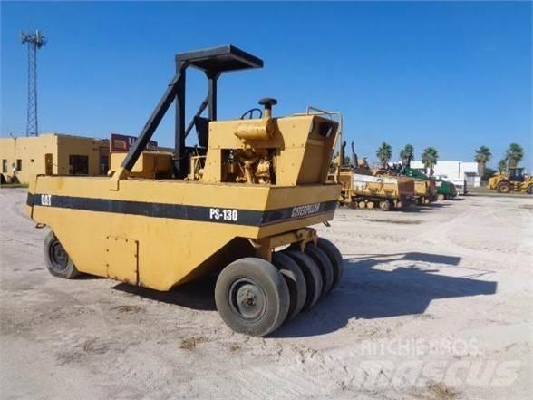 CAT PS-130 Kolesni valjarji s pnevmatikami