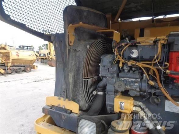 CAT PS-150C Kolesni valjarji s pnevmatikami
