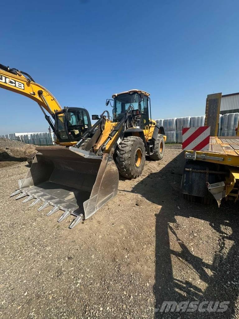 JCB 436 HT Kolesni nakladalci