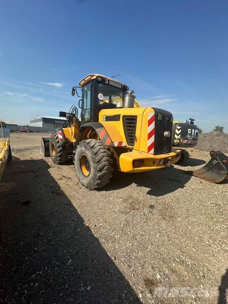 JCB 436 HT Kolesni nakladalci