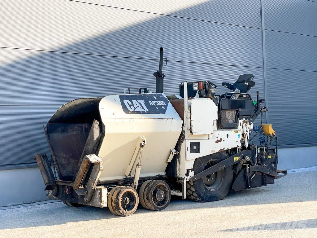 CAT AP300 Asfaltni finišerji
