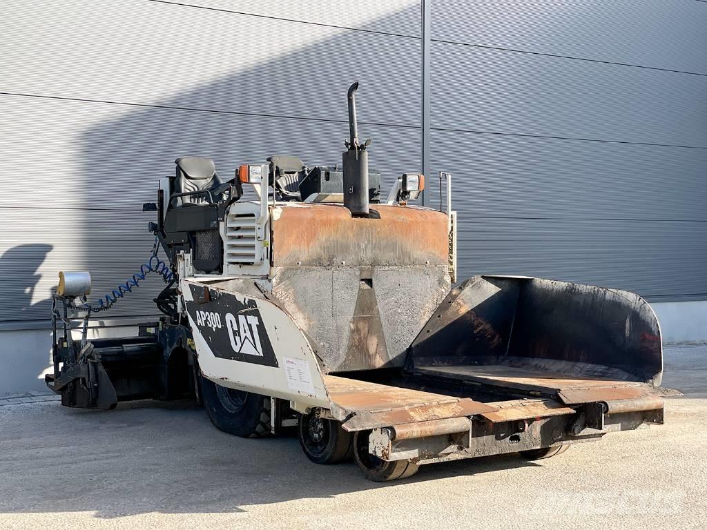 CAT AP300 Asfaltni finišerji
