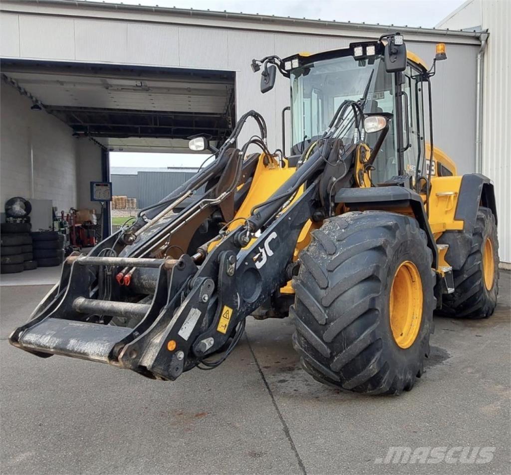 JCB 427 AGRI Kolesni nakladalci