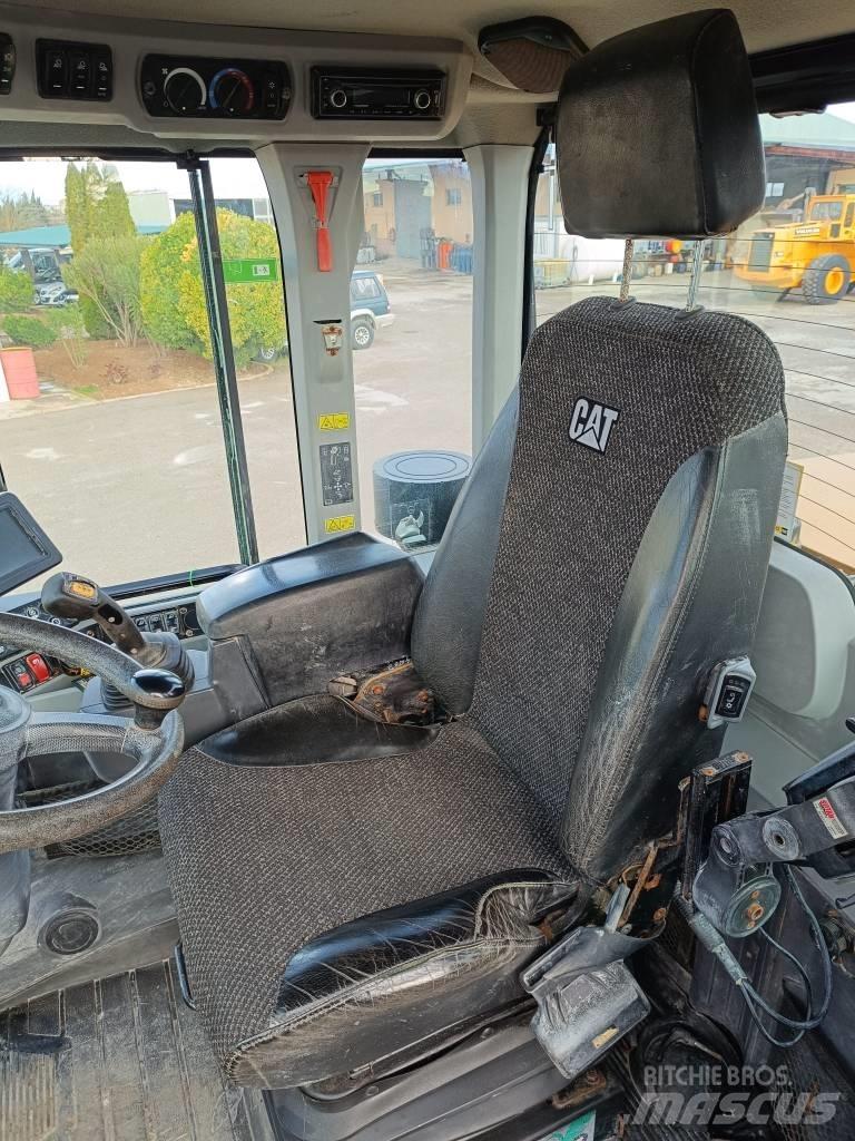 CAT 930M Kolesni nakladalci