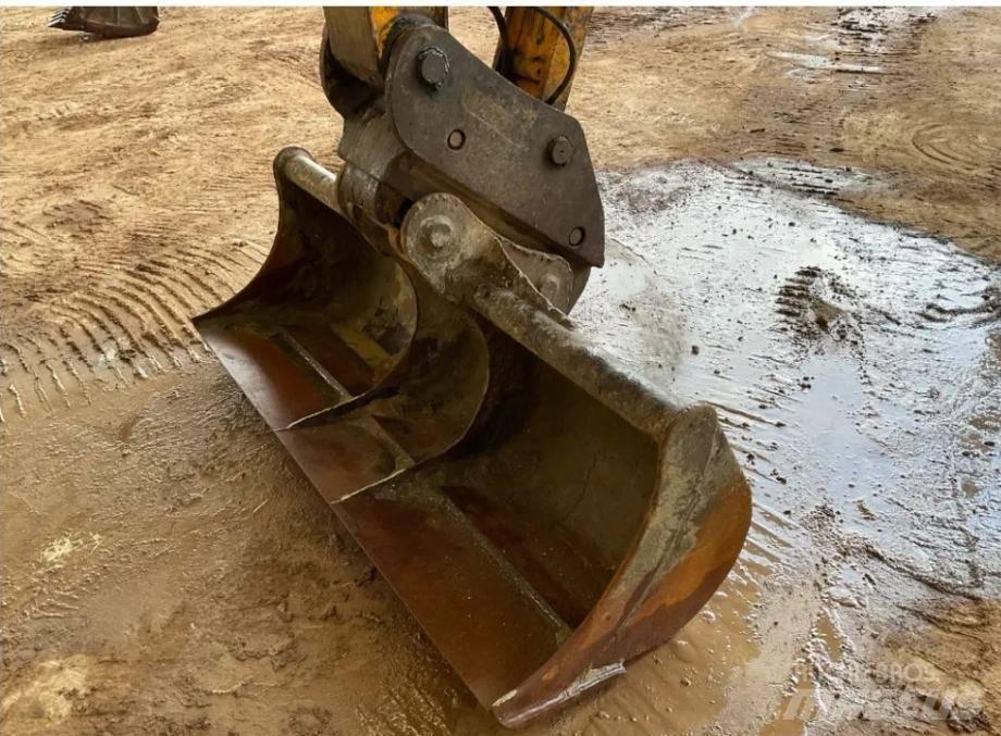 JCB JS 130 LC Bagri goseničarji