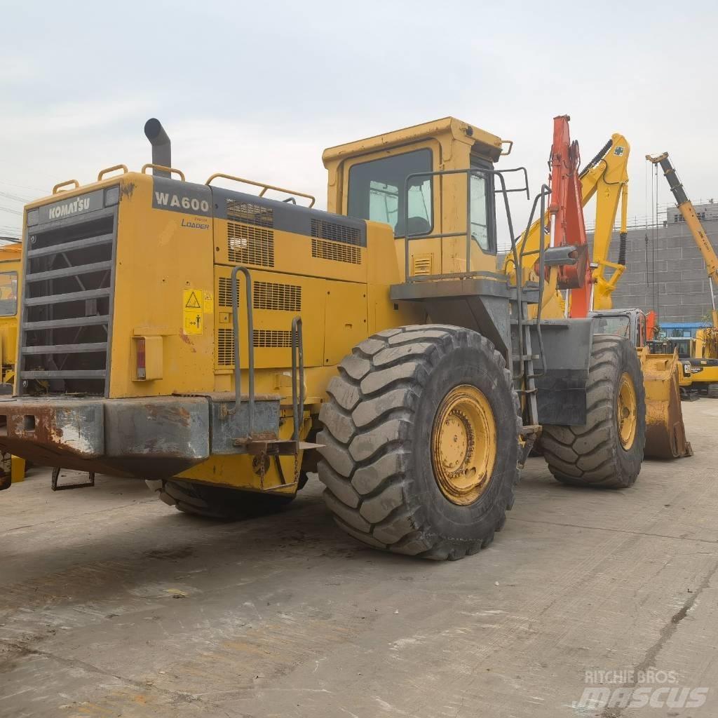 Komatsu WA 600-6 Kolesni nakladalci