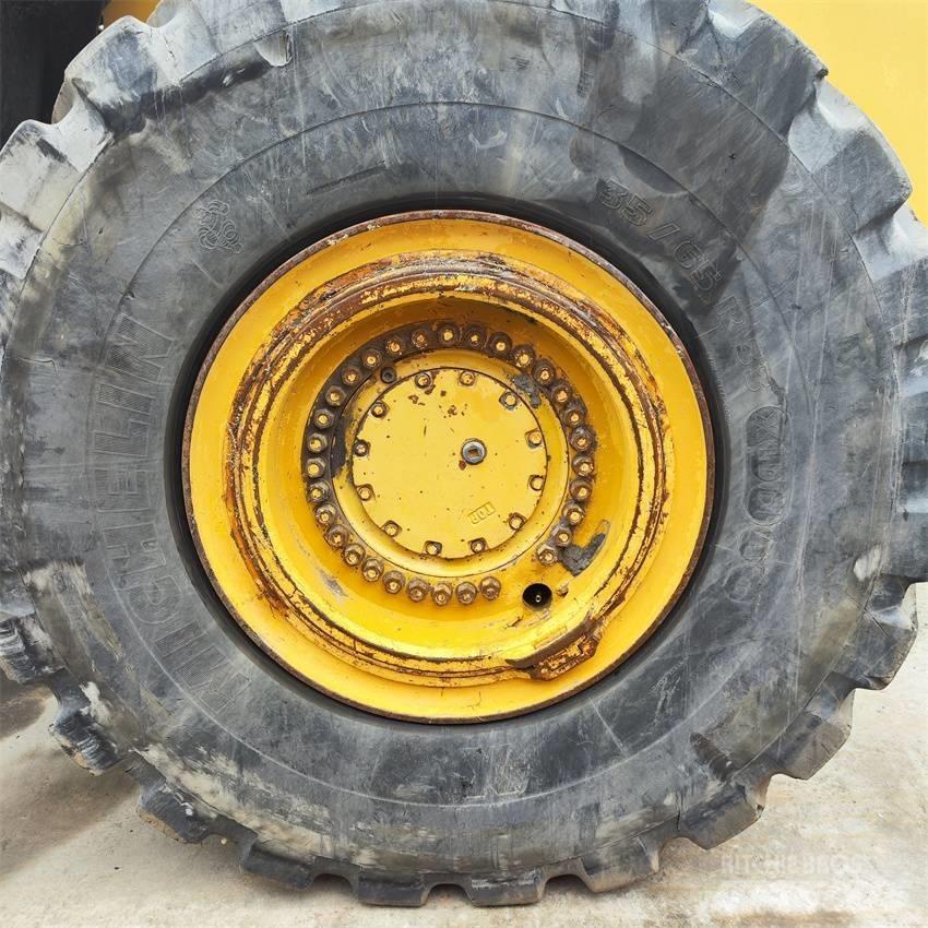 Komatsu WA 600-6 Kolesni nakladalci