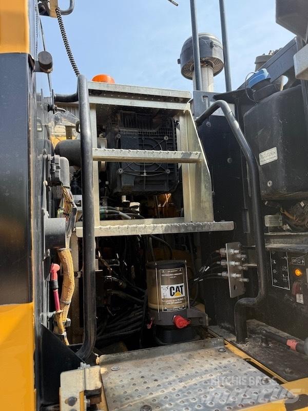 CAT M314F Bagri na kolesih