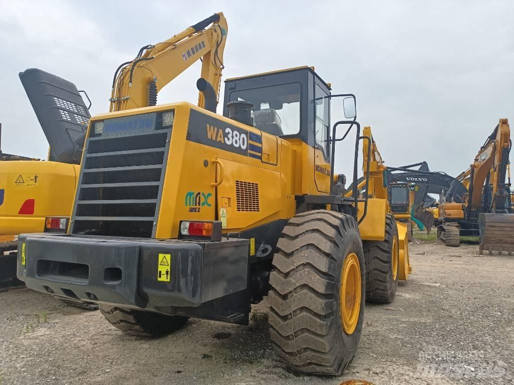 Komatsu WA 380 Kolesni nakladalci