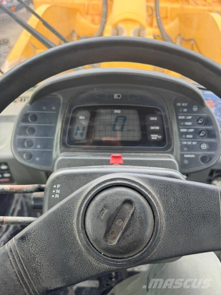 Komatsu WA 500-3 Kolesni nakladalci