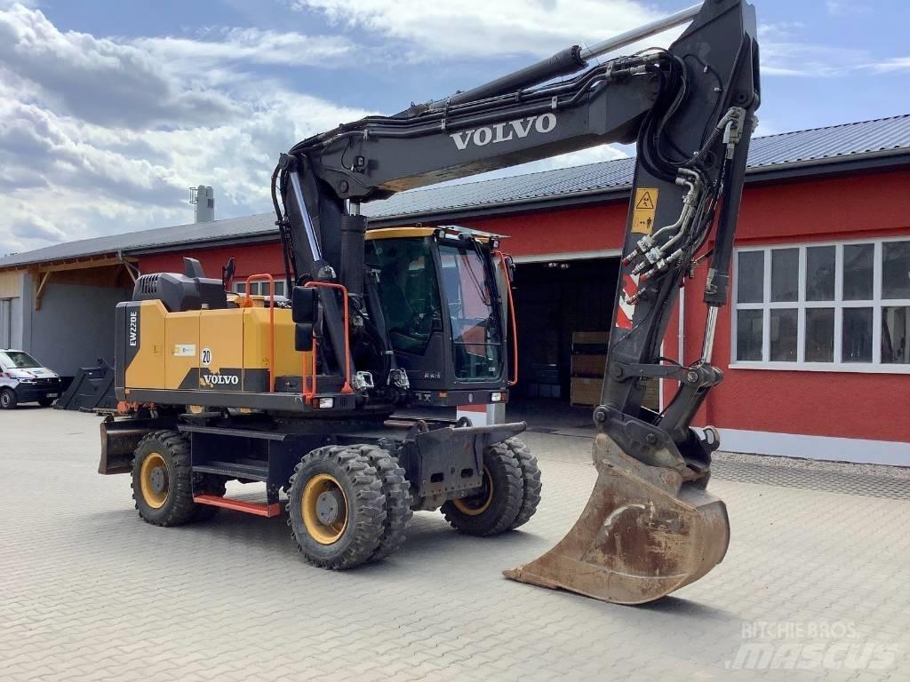 Volvo EW 220 E Bagri na kolesih