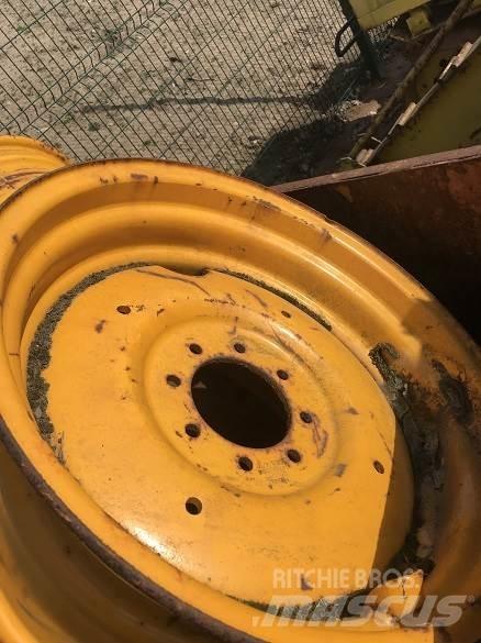  MASSEY REAR WHEEL Gume, kolesa in platišča