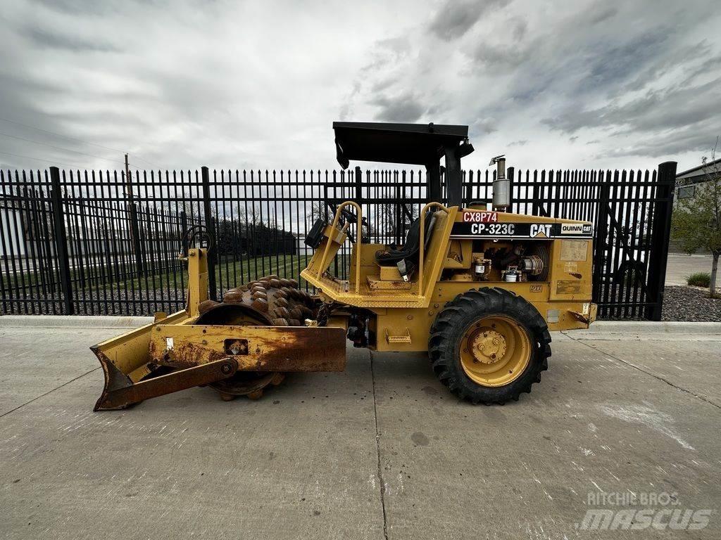 CAT CP-323C Traktorji