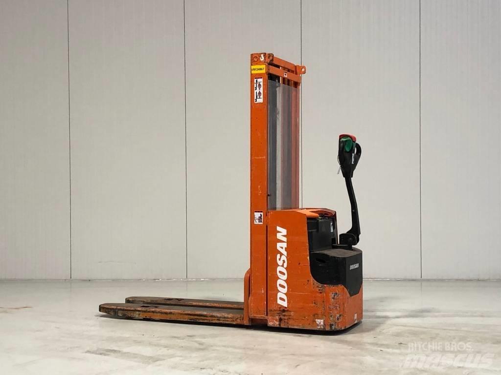 Doosan LEDS12.5C Ročni električni viličar