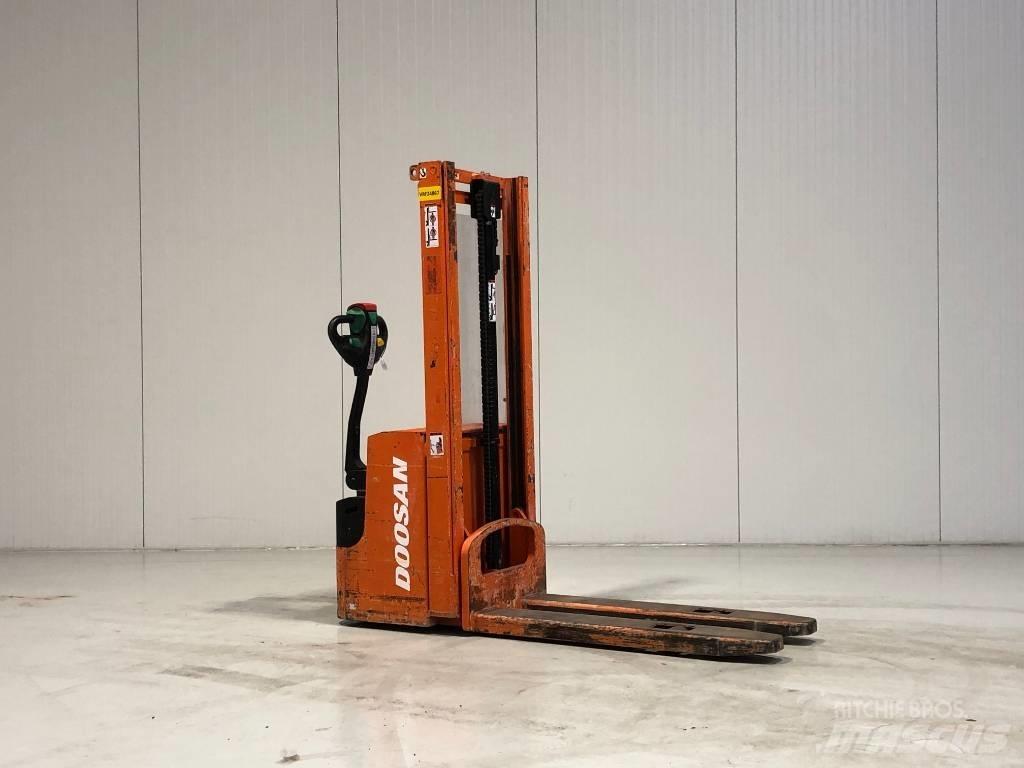 Doosan LEDS12.5C Ročni električni viličar