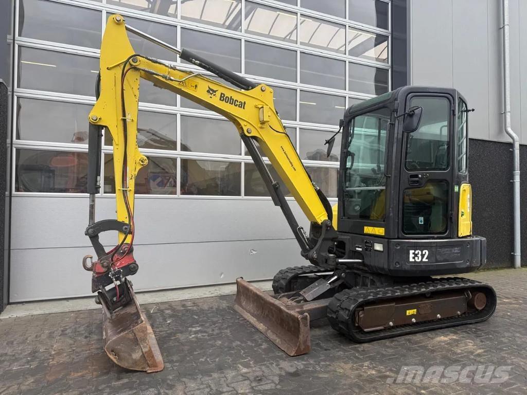 Bobcat E32 Mini bagri <7t