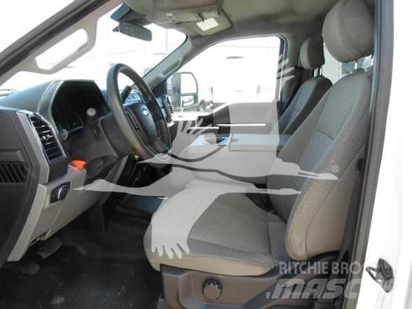 Ford F550 Tovornjaki s kesonom/platojem