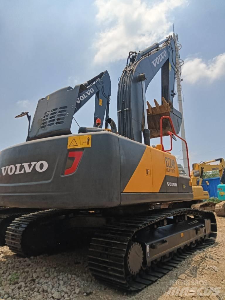 Volvo EC 240 Bagri goseničarji
