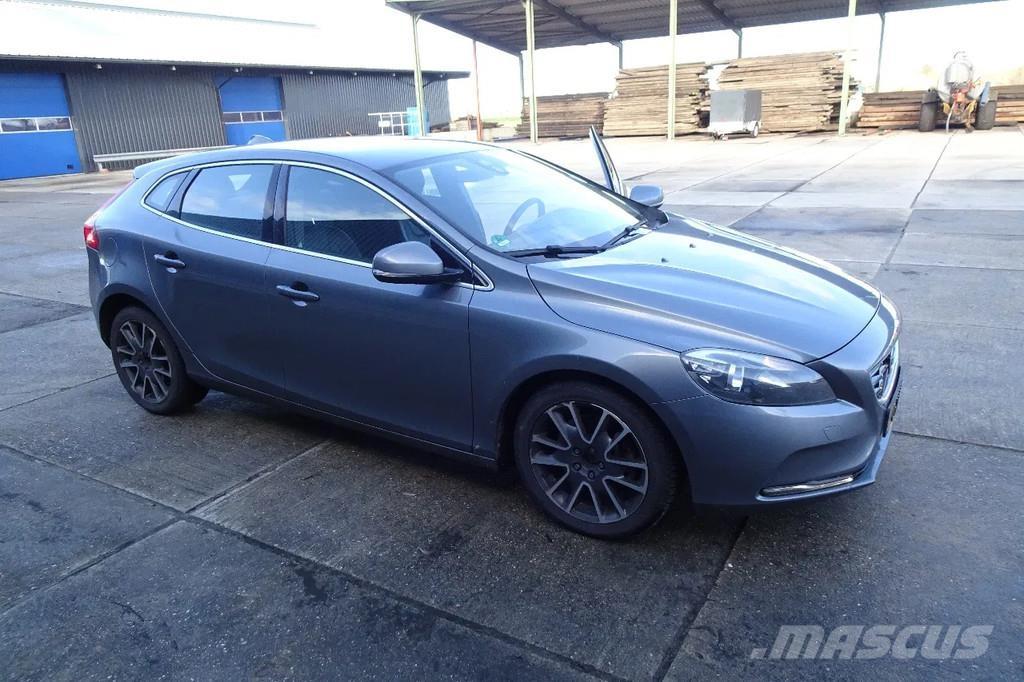 Volvo V40 . Avtomobili