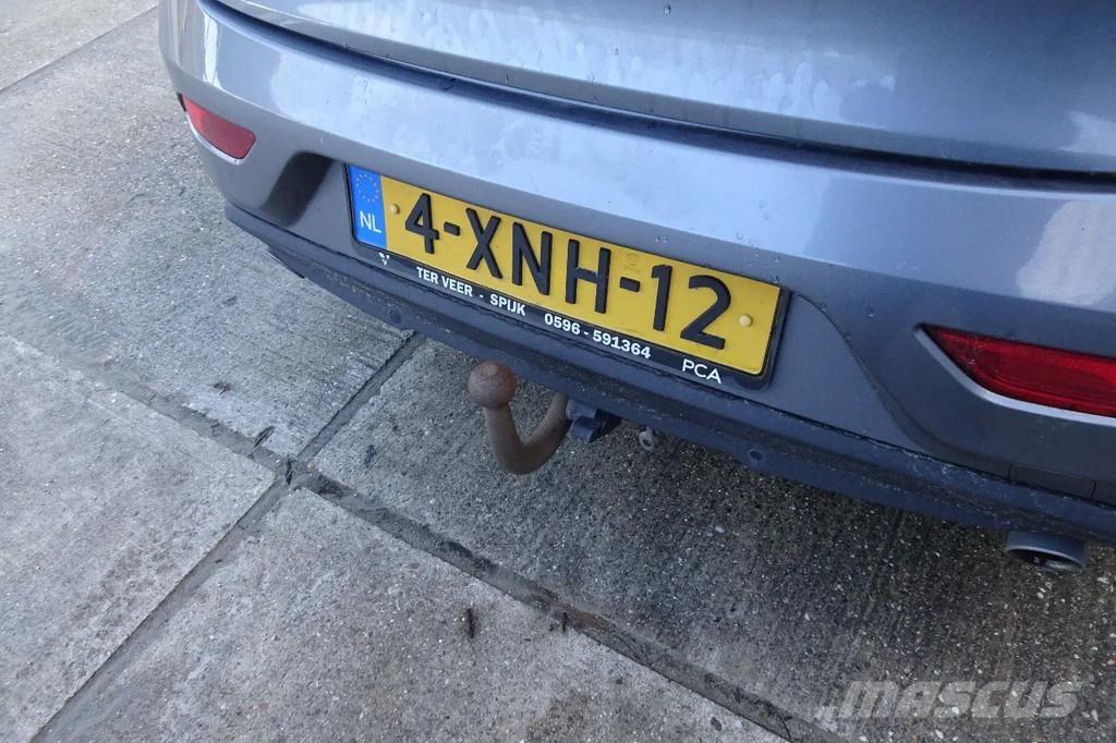 Volvo V40 . Avtomobili