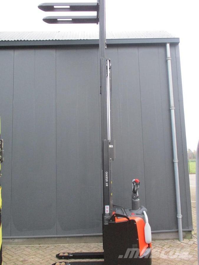 Toyota SPE120 Električni nizko dvižni viličar s stojiščem