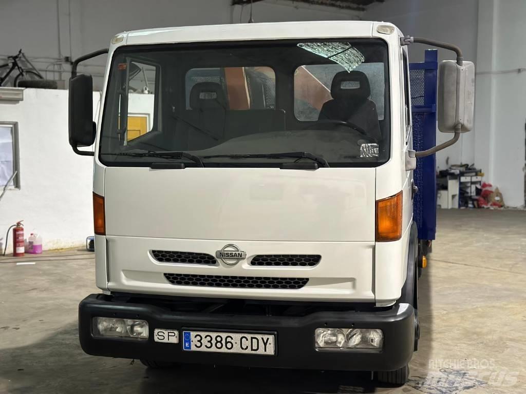 Nissan ATLEON 140 Tovornjaki s kesonom/platojem