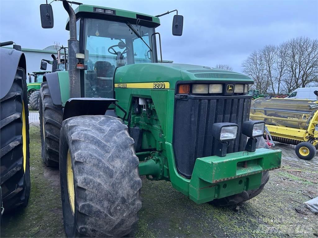 John Deere 8200 Traktorji