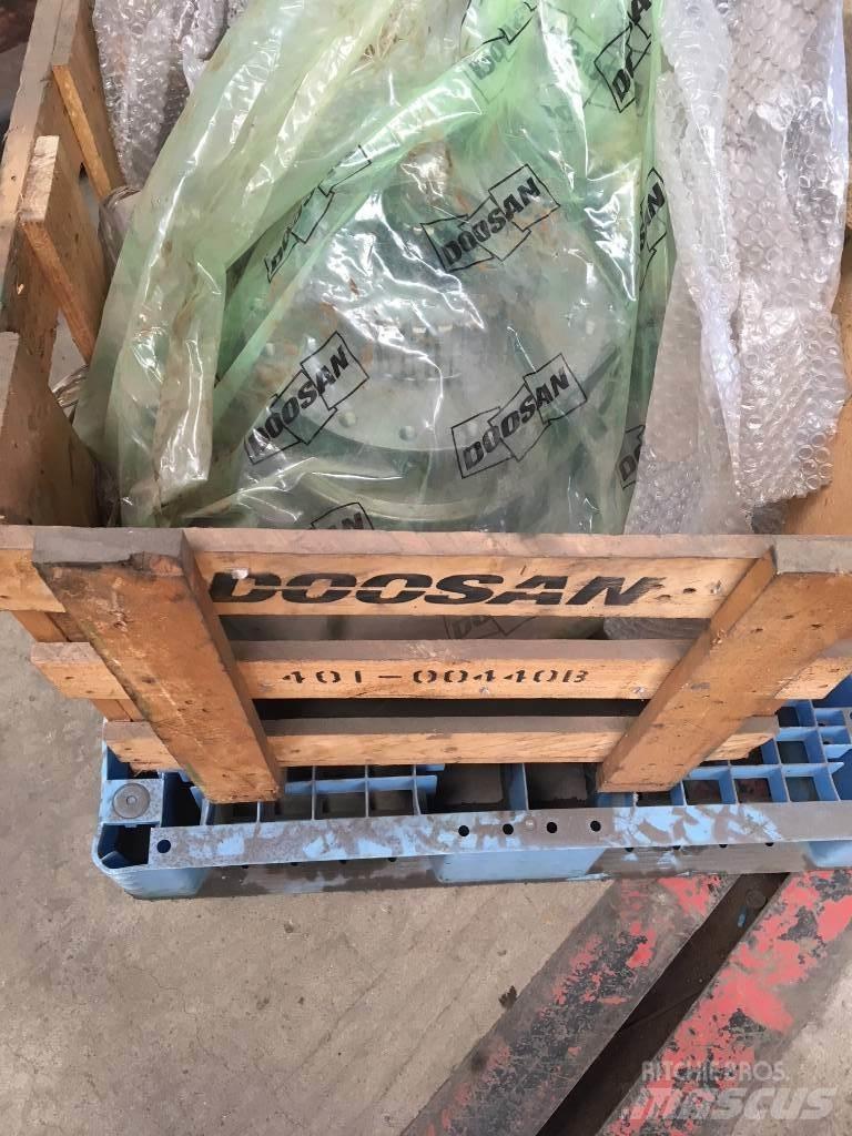 Doosan DX 300 Bagri goseničarji