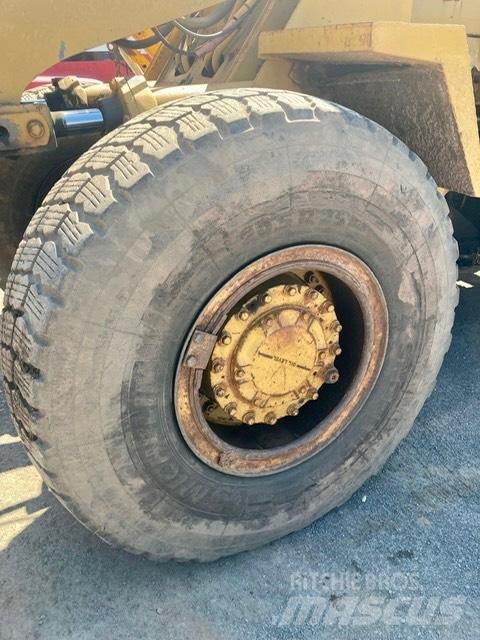 CAT 950 B Kolesni nakladalci