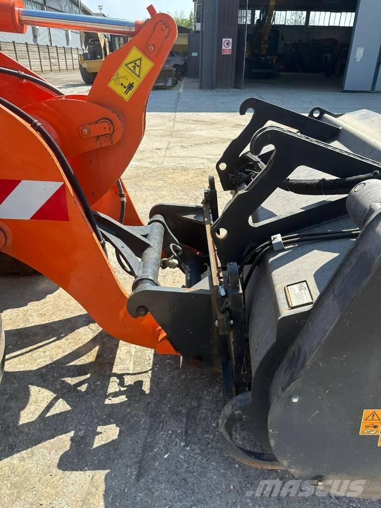 Komatsu WA 80 M-8 Kolesni nakladalci