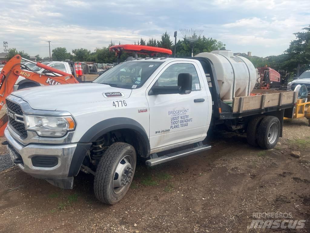 RAM 5500 Tovornjaki s kesonom/platojem