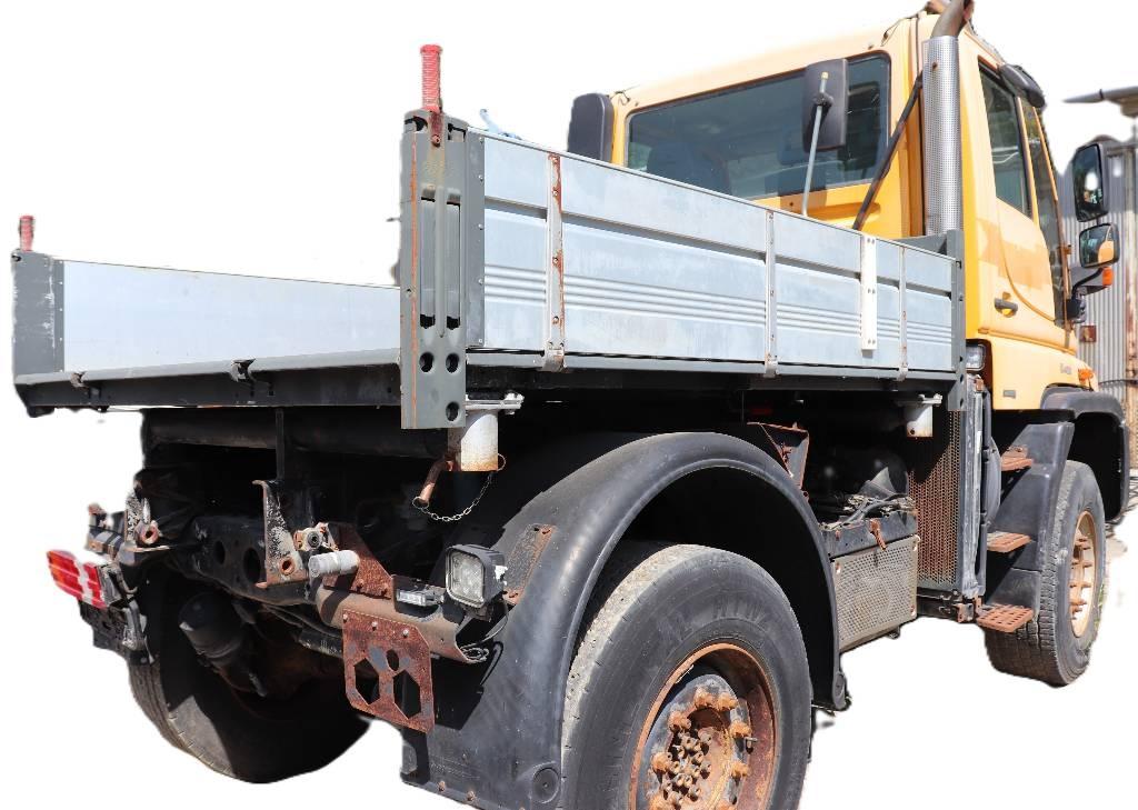 Unimog U400 Tovornjaki s kesonom/platojem