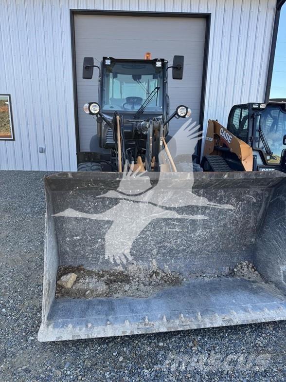 CASE 221F Kolesni nakladalci