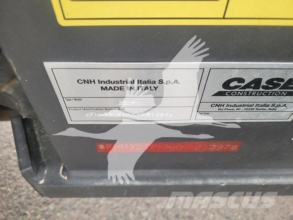 CASE 221F Kolesni nakladalci