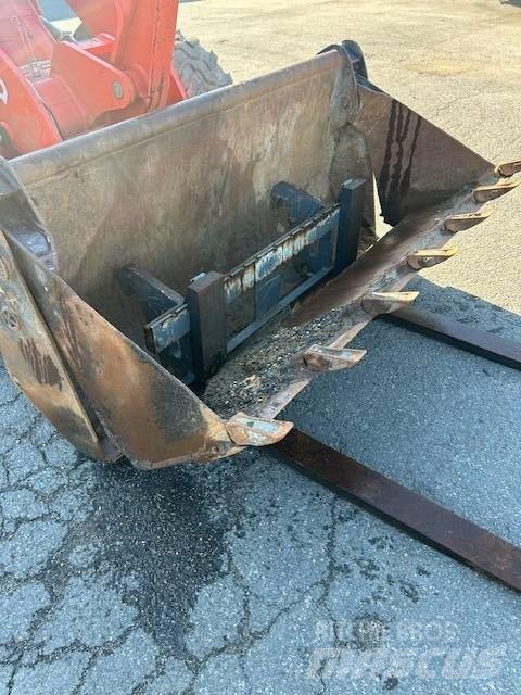 Kubota R 082 Kolesni nakladalci