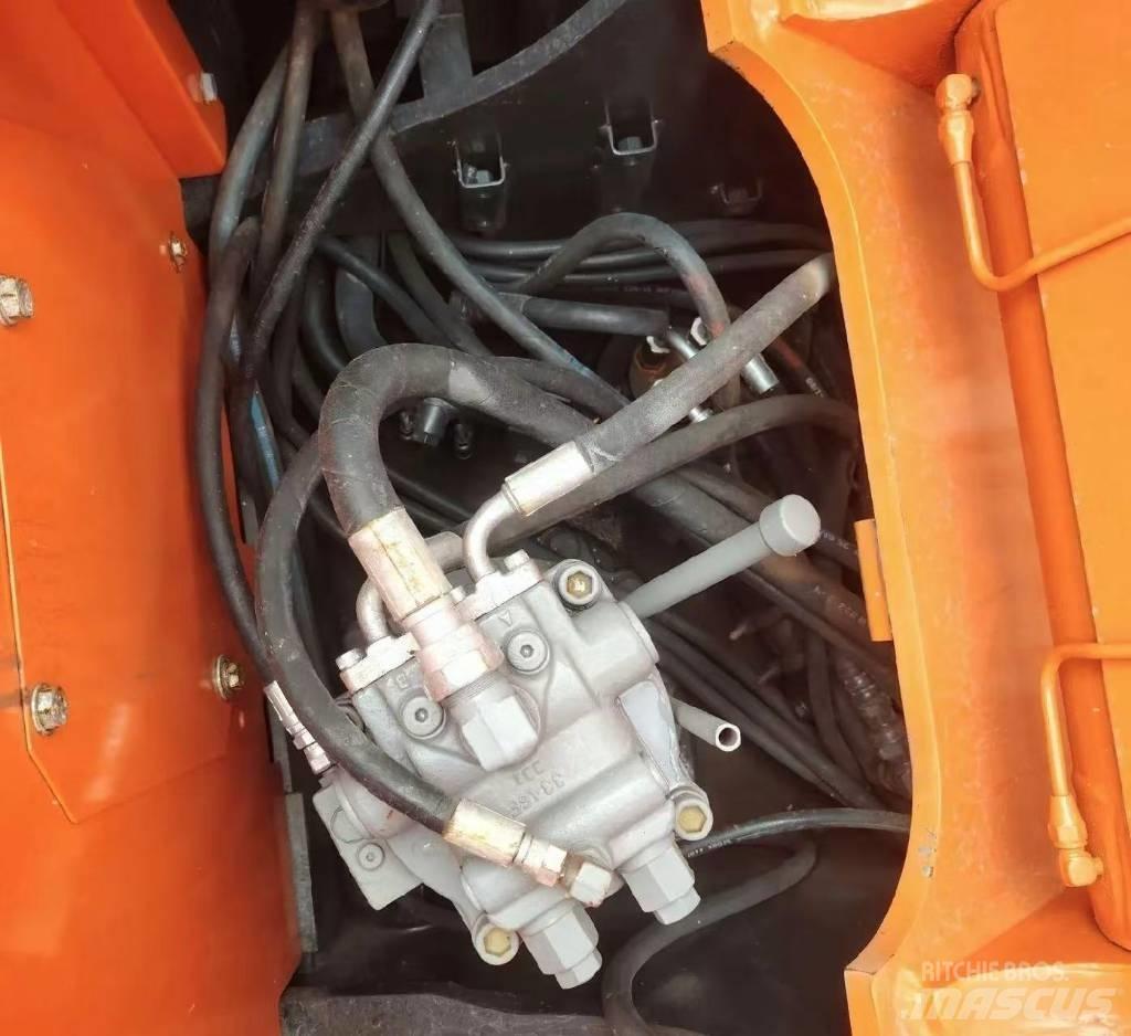 Hitachi 135US-6 Bagri goseničarji