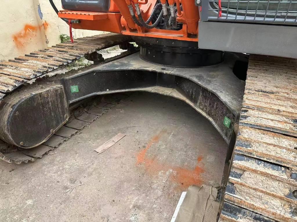 Hitachi ZX 210 Bagri goseničarji
