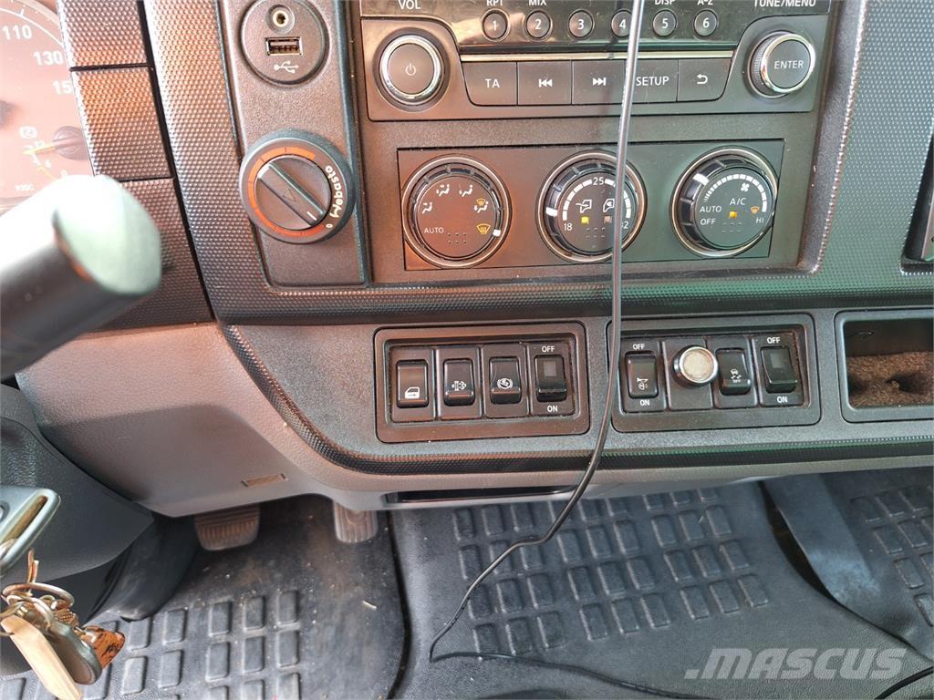 Renault D 7.5 Tovornjaki s kesonom/platojem