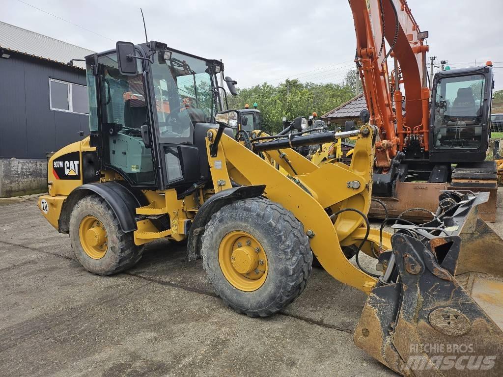 CAT 907M Kolesni nakladalci