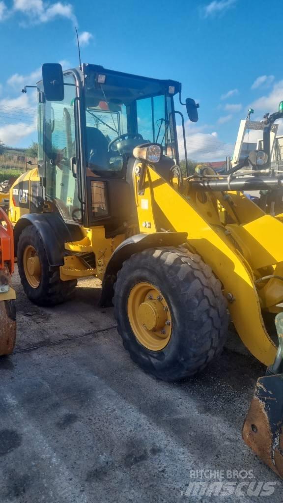 CAT 907M Kolesni nakladalci