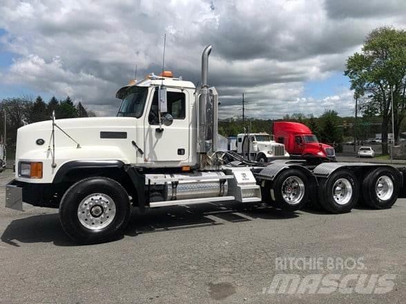 Mack CL733 Vlačilci