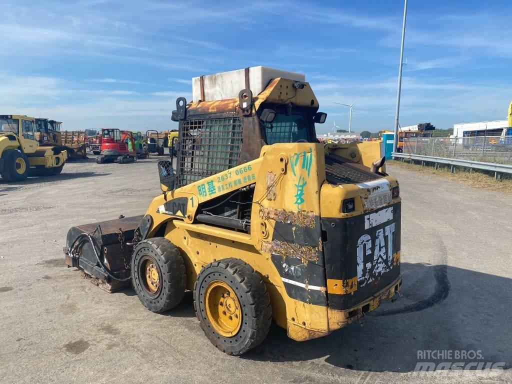 CAT 246 Skid steer mini nakladalci