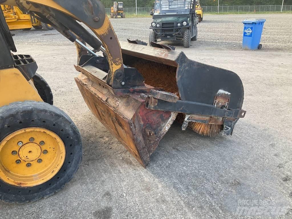 CAT 246 Skid steer mini nakladalci